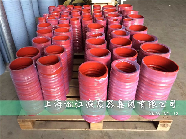 为某化工厂定做的红色非标卡箍式橡胶软连接发货现场 红色非标卡箍式橡胶软连接