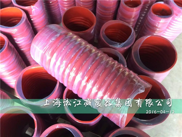 为某化工厂定做的红色非标卡箍式橡胶软连接发货现场 红色非标卡箍式橡胶软连接