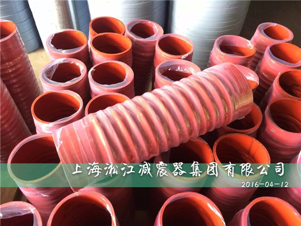 为某化工厂定做的红色非标卡箍式橡胶软连接发货现场 红色非标卡箍式橡胶软连接