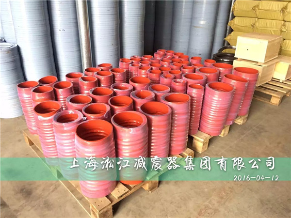 为某化工厂定做的红色非标卡箍式橡胶软连接发货现场 红色非标卡箍式橡胶软连接