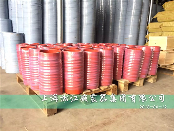 为某化工厂定做的红色非标卡箍式橡胶软连接发货现场 红色非标卡箍式橡胶软连接