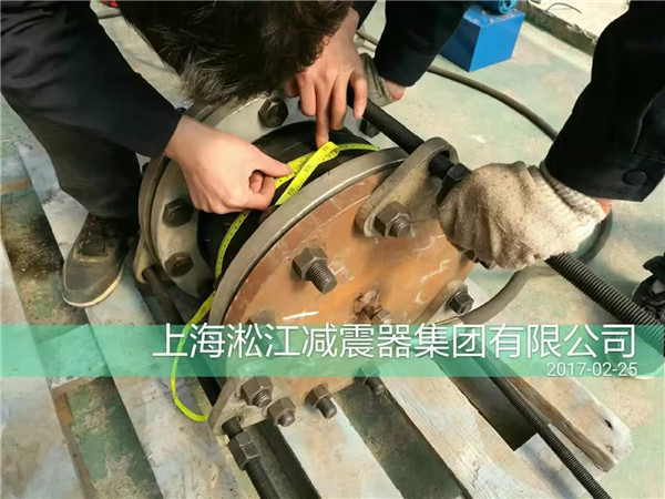 管道中使用橡胶接头如何选择防腐的材料？